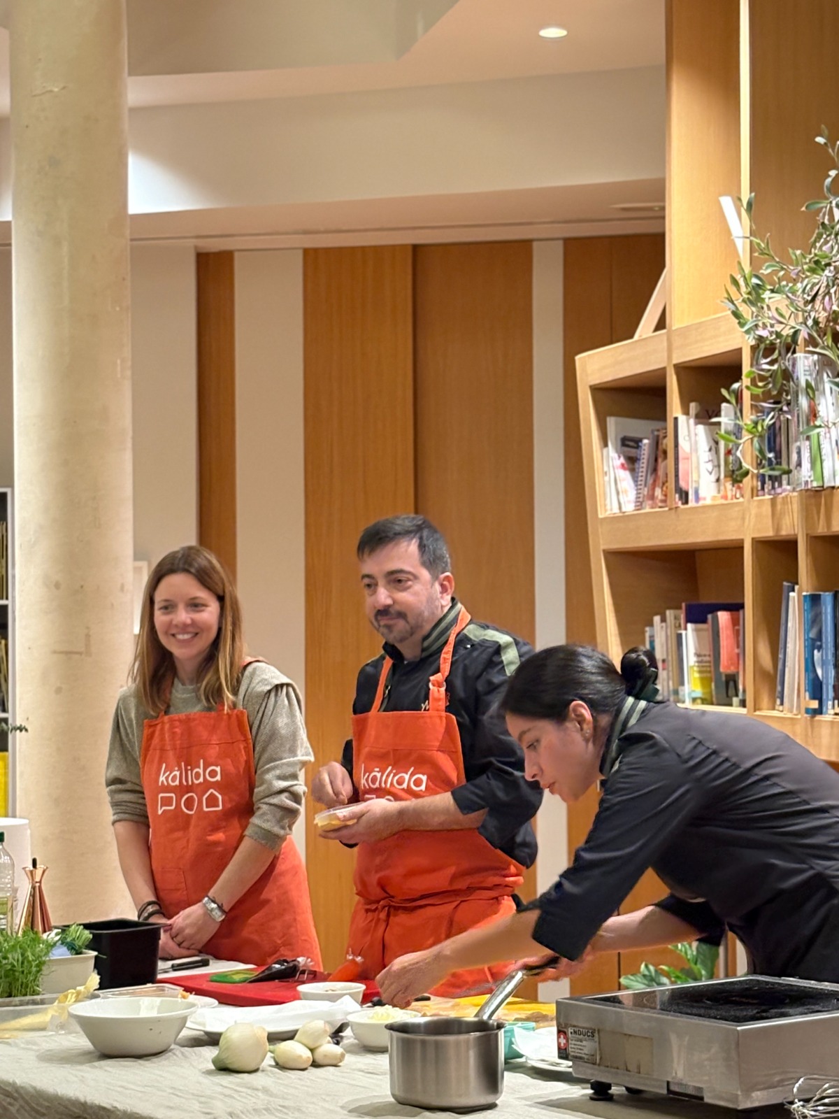 Núria Duran participant en un taller de cuina saludable a Kālida