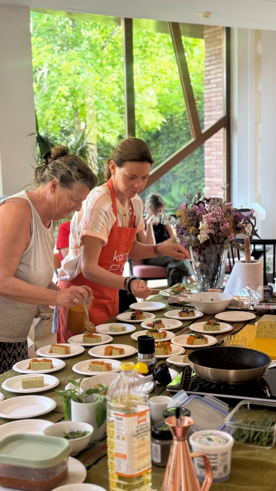 Núria Duran preparant plats en un taller de cuina saludable