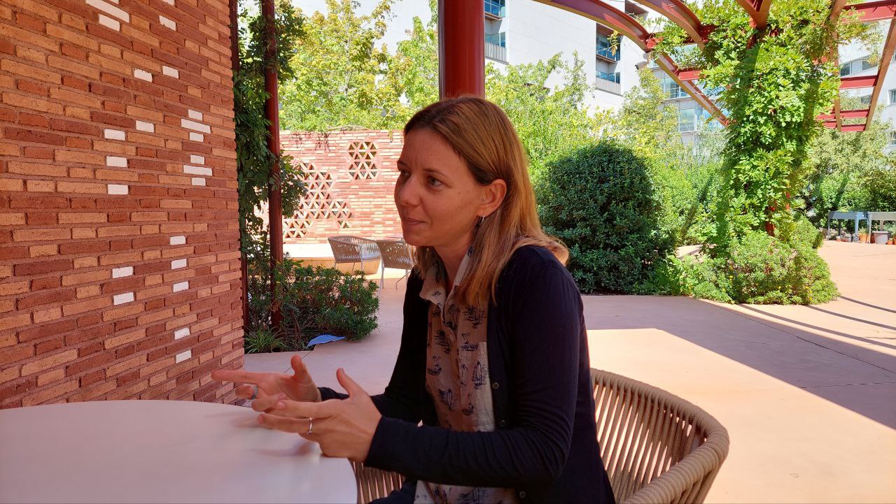 Núria Duran conversant durant una consulta de nutrició